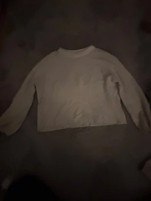 Vit stickad tröja från 157 - Säljer en enkel och stilren vit stickad tröja från 157. Tröjan har rund halsringning, långa ärmar och en rak, något kortare passform. Perfekt att matcha med jeans eller kjol för en clean look.