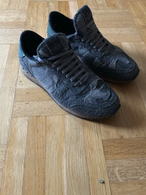  Valentino rockrunners - Gråa rockrunners från valentino, tvär feta och bra skick. Jättesköna och passar med mycket, skriv vid funderingar! Fri frakt så passa på!!