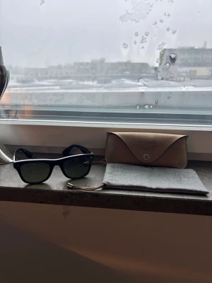  Brunello Cucinelli solglasögon - Intressekoll!!! Snygga svarta solglasögon från Brunello Cucinelli & Oliver Peoples, modell Mister Brunello. Klassisk wayfarer-form med glansig finish och mörka glas. Kommer med exklusivt fodral i beige mocka och grå tygpåse. Perfekt accessoar för en stilren look. Otroligt svåra att få tag på! 