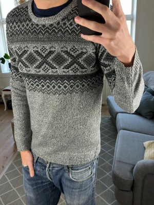 Mönsterstickad grå tröja  - Extremt stilren och väldigt trendig perfekt i alla tillfällen, speciellt nu på de kalla vårkvällarna. Mått: A:47 B:45 C:40 D:65 (cm) Skriv vid fundering! 😊✌️