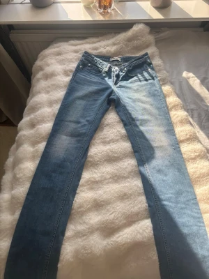 Acne jeans - Ett par ljusblå raka Acne jeans i storlek W27 L34. Jättefint skick, ser knappt använda ut och är som nya.