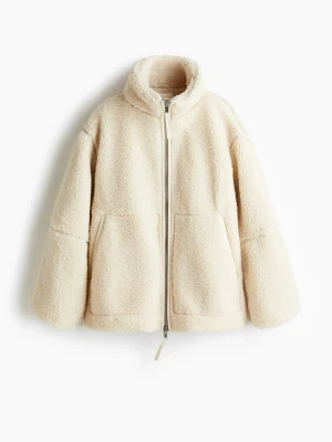 Beige teddyjacka med hög krage - Säljer min superfina teddyjacka från h&m. Den är använd fåtal gånger och ser så gott som ny ut. Den är i storlek s men i en oversized look. Köpt för 549 men säljer för 300. 