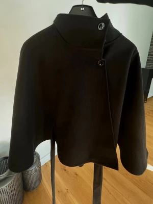 Populär kappa från Gina Tricot - Jätte fin och stilren svart cape-kappa med hög krage🌟