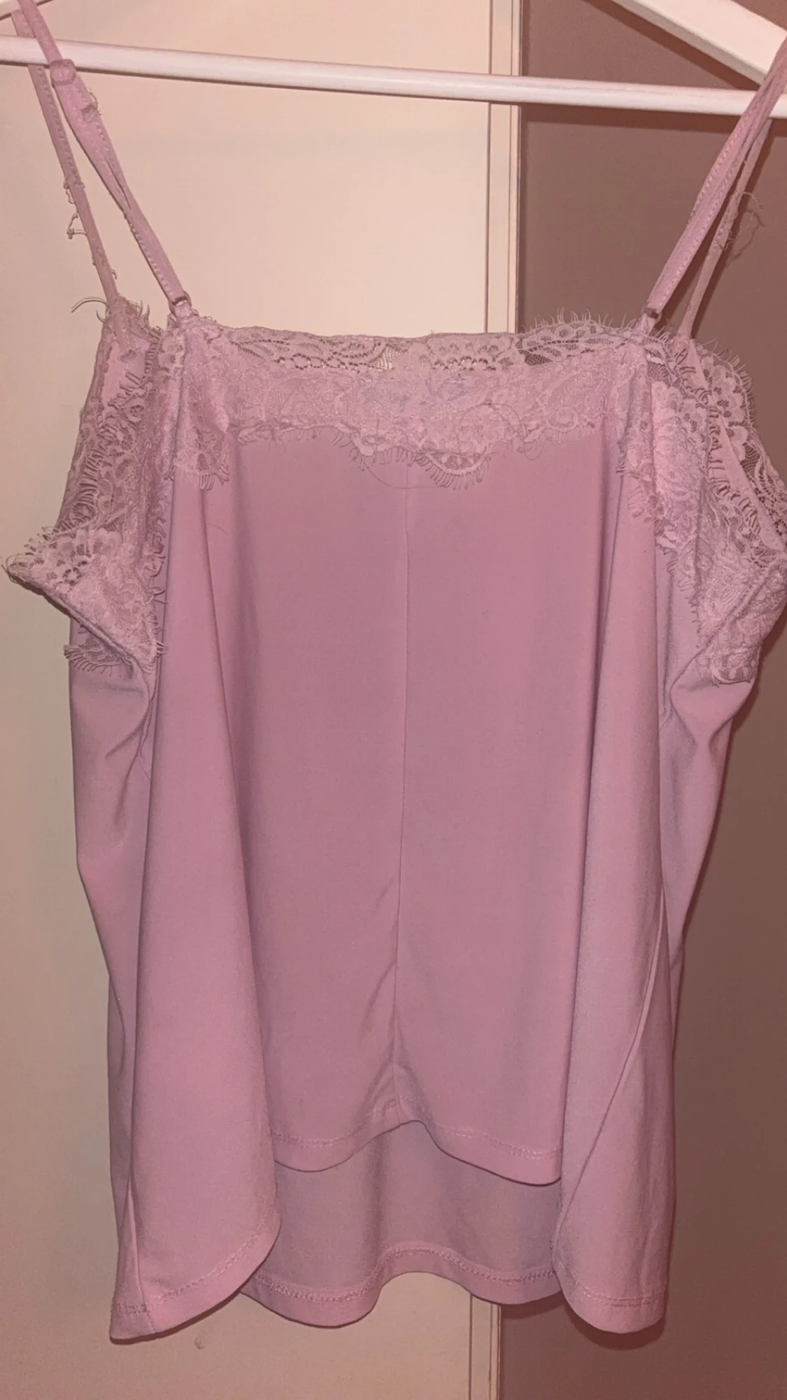 Ljusrosa linnetopp med spets - 1