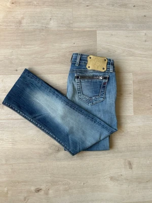 Blåa Replay Jennipez Jeans Storlek W29 L34 - Fina Replay Jeans i blå färg. Jeansen är i mycket bra skick och sparsamt använda. |  Äkta som allt annat jag säljer! ✅ |  Storlek: W29 L34| Skick: Mycket Bra Skick | Färg: Blå | Märke: Replay | Modell: Jeans |  Hör gärna av dig vid frågor så svarar jag så fort jag kan! 😁|   (Sku - 24)