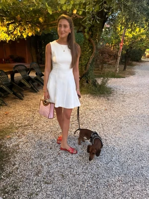 Vit klänning Hunkydory - Perfekt till studenten! Inga fläckar. Storlek S. Nypris typ 3500kr. 