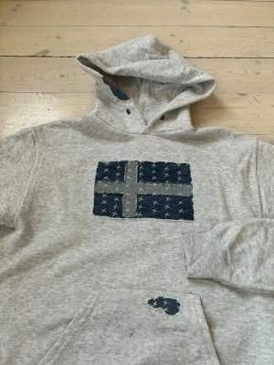 Handstitched ”Sweden” hoodie - Handsydd hoodie jag gjort själv. Hoodien har en slim fit passform och är gjort på 80% bomull och 20% polyester, designsen är av jeanstyg.