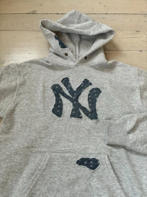 Handstitched hoodie - Handsydd hoodie jag gjort själv. Hoodien har en slim fit passform och är gjort på 80% bomull och 20% polyester, designsen är av jeanstyg.