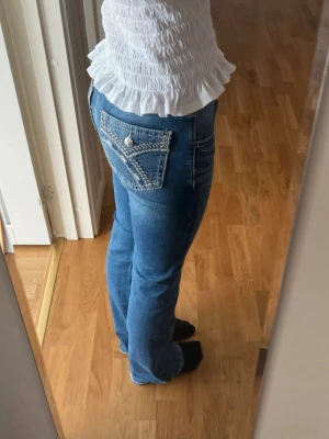 Blåa jeans - Säljer dessa snygga jeans från Ginatricot! Storlek 170 men passar mig som brukar ha XS/S i byxor. Fråga gärna så mäter jag🫶🏼 