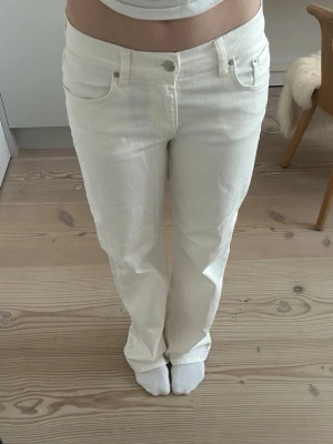 Nelly jeans🩷 - Säljer dess vita Nelly jeansen då jag redan har ett par vita jeans! Nypris 699kr. De är straight och lågmidjade. Endast använda en gång. Strl 38 och perfekta inför sommaren☀️☀️☀️