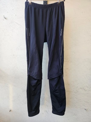 Svarta träningsbyxor Craft - Vintertights för löpning eller längdskidor från Craft i storlek S. Fodrade med fleece på insidan så de håller värmen. Dragkedja längst ner på sidorna. 
