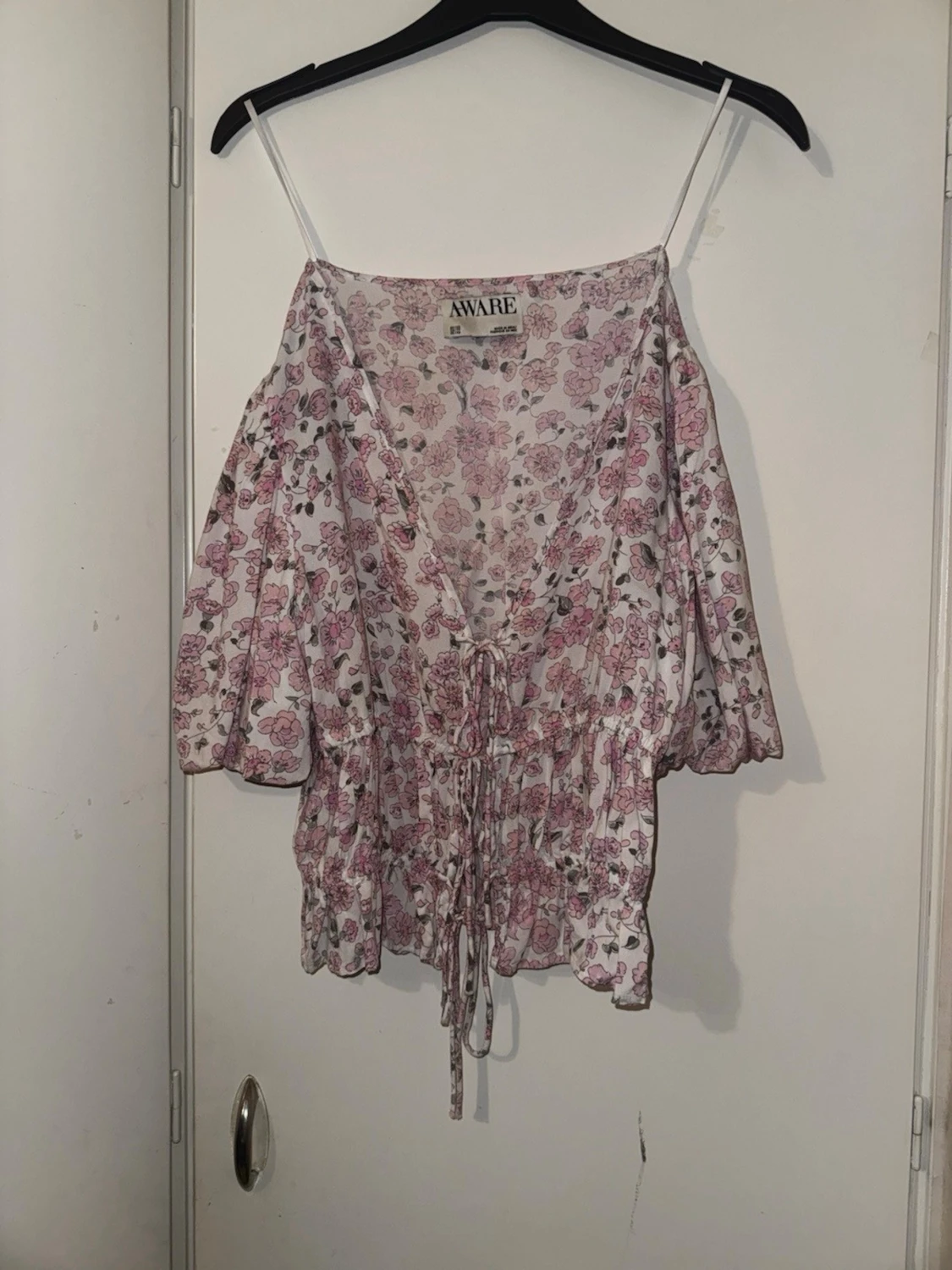 Blommig omlottopp från AWARE