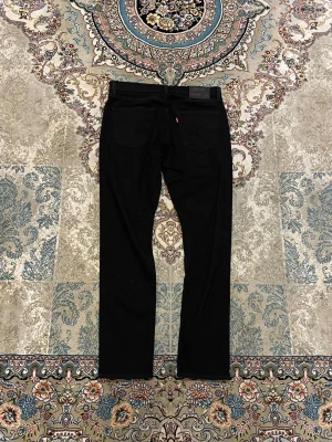 Levis 512 - Schyssta Levis 512 i storlek 33/32 (mått finns) Inga hål eller fläckar nästan som ny.   Mått: (ca) Längd: 103 Bredd: 41 Benöppningen: 17