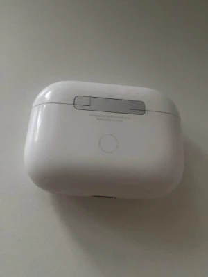 Vita Apple AirPods Pro 2 med USB-C - Säljer ett par vita Apple AirPods Pro 2 med laddningsetui. Etuiet har en blank finish och USB-C port i botten. Smidig och kompakt design som är enkel att ta med sig. Perfekt för dig som vill ha trådlösa hörlurar med grym ljudkvalitet och brusreducering.