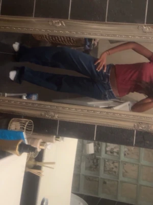 Low waist baggy jeans  - Säker dessa jätte snygga jeans från Gina tricot. Dem är lite sönder där nere pgr av dem e för långa för mig och jag råkar gått på dem då. Men ingen som syns när dem är på! Kan kanske gå ner i pris🙂