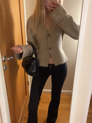 Beige Kofta  - Fin nästan oanvänd kofta från Gina. Jätte fin💕 kommer inte till användning 