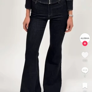 Alobha Jeans - NAVY - Snygga mörkblå jeans med utsvängda ben från ALOBHA. På hemsidan heter de LOVA FLARED DENIM NAVY. Supersnygga och helt slutsålda! De är stretchiga i passformen och därför passar 40 mig som brukar ha 36/38 i vanliga fall. Prislappen kvar! Säljer då de inte är min stil. 