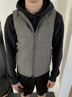 Väst från Riley  - Rikitigt fet väst som passar perfekt nu till våren/sommar! Storlek XS men passar bättre till S, hör av er vid minsta lilla funderingar! Priset är ej hugget i sten går att diskuteras!🍻