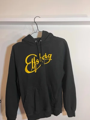  Elfsborg hoodie M - Svart hoodie med stor gul Elfsborg-logga på bröstet. Använd 1 gång. Jag har två styckna i samma storlek som jag säljer
