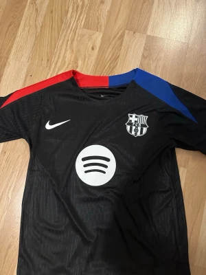 Svart FC Barcelona matchtröja Nike - Behöver pengar och den är helt oanvänd 