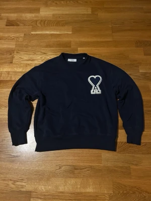 Mörkblå AMI Paris tröja  - Använd ett par gånger men fortfarande i perfekt kondition. Säjer eftersom jag har vuxit ur den.