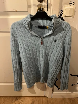 Ralph Lauren stickad half zip - Jag säljer en turkosfärgad stickad Ralph Lauren half zip. Just denna typen säljs inte längre och är svår att få tag i. Skicket är mycket bra och man kan inte hitta några skador. Riktigt snygg, unik och passar bra till mycket!