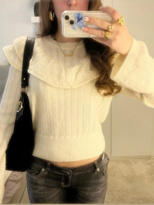 Stickad tröja från Lindex  - Jätte fin topp från Lindex som aldrig är använd! Står storlek M men sitter som en S. Inga defekter finns! Cremefärgad 