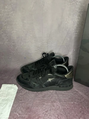 Valentino rockrunners  - Mycket fint skick allt og ingår inkl kvitto | Size 40,5 | fraktar inom 24 timmar | för att köpa klicka ”köp nu” | vid frågor eller funderingar är det bara att skicka ett meddelande | följare får bättre rabatter🙌
