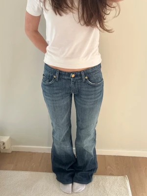 7 For All Mankind Jeans - Lågmidjade jeans från 7 for all mankind i storlek S/M