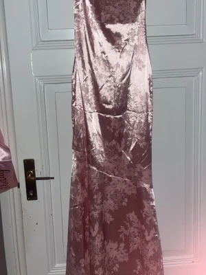 Klänning  - Klänning med blommigt mönster och bra kvalité i matrial, aldrig använd då den är för liten och upptäckte de efter retur perioden, köpt för ca 400 kr. 