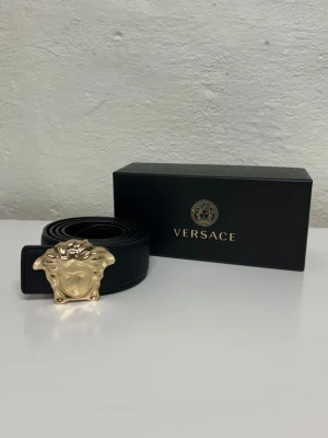 Versace Bälte  - Helt ny aldrig använd. Storlek 110cm. Snabb frakt. Endast bälte