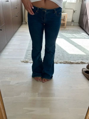 Mörkblå bootcut jeans - Säljer ett par mörkblå bootcut fårn H&M! De har lite slitningar längst ned!💕