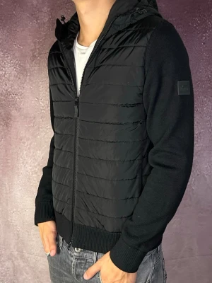 J.lindeberg cardigan  - Mycket fint skick | Size S (modellen är 188 cm 74 kg) | fraktar spårbart inom 24 timmar | för att köpa klicka ”köp nu” | vid frågor eller funderingar skriv ett meddelande | följare får bättre rabatter🙌