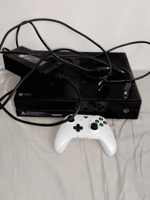 Xbox one 500Gb - Konsolen funkar utan problem men kontrollen har stick drift på spakarna. Det som ingår är konsolen, en kontroll och alla kablar.
