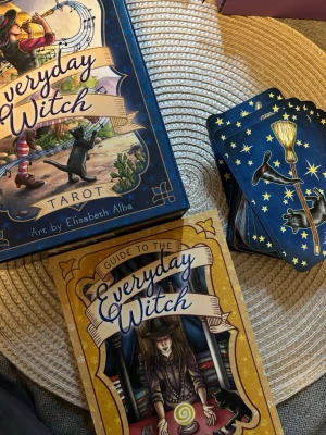 The everyday witch tarot - I nytt och mycket bra skick, guidebook medföljer självklart. Korten  är som nya och inte använda,  enbart tittat på korten. Varan finns på andra ställen också då jag vill få sålt så fort som möjligt. + Äkta kort, Ny pris i affär: 409kr (skickas samma dag eller dagen därpå, vid frågor tveka inte att höra av er ❤️) 