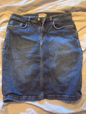 Jeans kjol  - Säljer en jeans kjol från Dobber i storlek 38