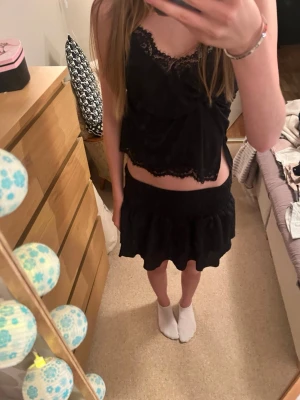 Svart kjol - Säljer en svart volangkjol från Shein. Kjolen har användts flitigt men har hållit sig i bra skick. Kjolen är uttöjande/stretchig vilket gör den bekväm och åtsittande💕