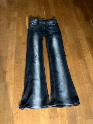 Bootcut jeans från Cheap Monday - Mörkblå bootcut jeans från Cheap Monday. En av sakerna som man kan sätta bälten i är borta annars jättebra skick storlek 23/30