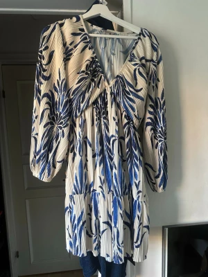 Sommarklänning - Vit och blå mönstrad klänning från H&M, perfekt till sommaren! Använd 2 gånger och inga defekter. Storlek S/36💕