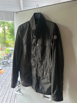 Moncler fieldjacket lez - Hej! Säljer denna sjukt snygga moncler fieldjacka… rikrigt stilren o snygg mörkgrönfärg! Skicket är som ny, nypris 9000+ såklart äkta. Size 5 passar L-Xl👌🏻 Mvh 