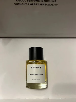 ESSNCE Carashmellow parfym - Parfymflaska från ESSNCE med doften Carashmellow. Aldrig använd eftersom jag fick 2 stycken i födelsedagspresent💞 Luktar superfräscht och är väldigt trendig. Enligt hemsidan: Med noter av karamell, vanilj och mjölk doftar den precis som namnet säger: en karamell-marshmellow – en Carashmellow! 