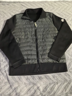 Svart Moncler Cardigan  - Längd: 65 Bröstvidd: 50 Ärmlängd: 60