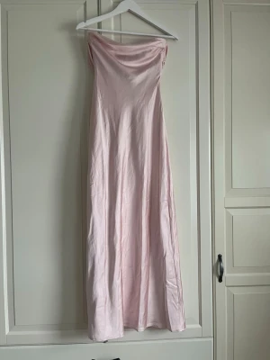 Balklänning - Säljer en superfin ljusrosa satinklänning från showpo. Perfekt för bal, finsittningar eller andra uppklädda tillfällen. Aldrig använd med prislapp kvar. Storlek 34🩷