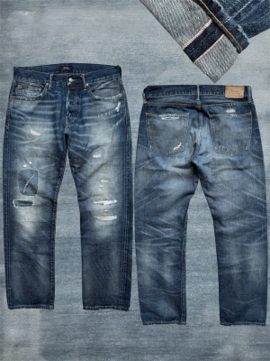 *SELVEDGE* POLO RL JEANS MED SLITNINGAR - Ett par helt sjuka straight fit jeans av märket Ralph Lauren med fantastiskt fina slitningar från fabrik! Storlek 31/32, passar även 32/32, utgå från måtten på sista bilden! Hör av dig vid frågor! 