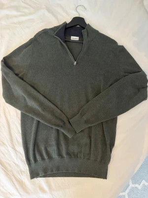 Grå half zip tröja John Henric - Mysig grå tröja från John Henric med half zip. Tröjan är stickad. Perfekt för lager på lager och enkel att matcha med olika outfits.