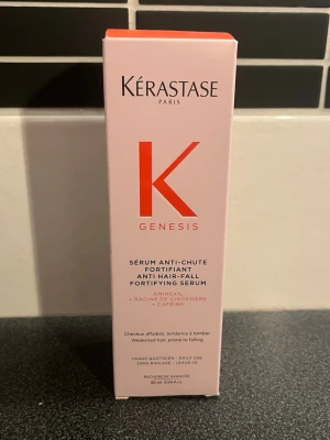 Kérastase Genesis hårserum - Kérastase Genesis Sérum Anti-Chute Fortifiant är ett stärkande hårserum mot håravfall. Oöppnad. 
