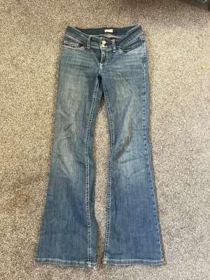 Blå bootcut jeans från Nelly - Snygga blå bootcut jeans från Nelly med låg midja. Använda några gånger men väldigt bra skick. Säljer för att de inte kommer till användning💕Nypris 699kr 