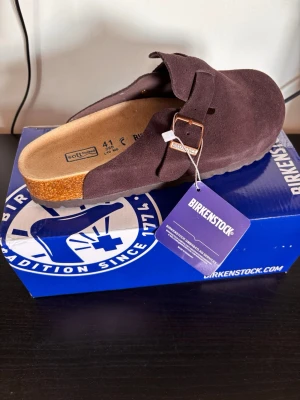 Bruna Birkenstock tofflor i mocka - Helt ny aldrig använd. Skriv gärna för fler bilder eller info🙌🏼