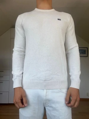 Vit tröja från lexington  - Vit tröja från lexington tillverkad i 100% bomull. Strl S. Inga defekter. Modellen är 178 cm och väger 77 kg. Hör gärna av dig vid frågor!