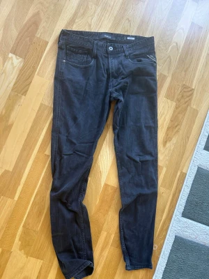 Svarta slim fit jeans - Säljer ett par svarta replay jeans, anbass 34 midjan 